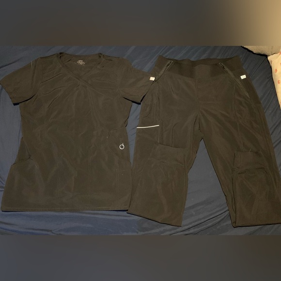 5 sets of used scrubs - Picture 14 of 16